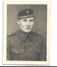 Mitaleilla palkittu 1942  - sotilasvalokuva, valokuva  6x9 cm