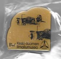 BW  Brewster - maailmansodan aikainen suomalaisten hävittäjä  pinssi rintamerkki alkuperäisessä pussissa