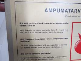 Ampumatarvikkeiden käsittelyohjeet -SA opetustaulu, tukevaa kartonkia, käytetty varusmieskoulutuksessa
