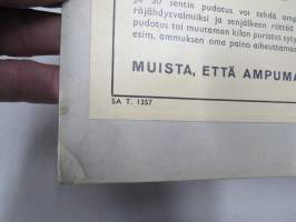 Ampumatarvikkeiden käsittelyohjeet -SA opetustaulu, tukevaa kartonkia, käytetty varusmieskoulutuksessa
