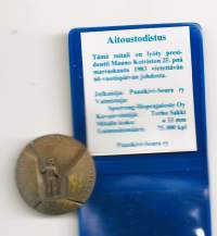 Mauno Koivisto  mitali 33 mm  (Terho Sakki) ,   taidemitali aitoustodistus mukana