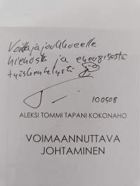 Voimaannuttava johtaminen (signeerattu, tekijän omiste)