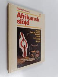 Afrikansk slöjd : en bok om slöjd och hantverk i Afrika : hyddor, dräkter, masker, smycken, musikinstrument, lerkärl och korgar