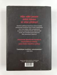 Nainen ikkunassa