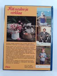 Äiti neuloo ja virkkaa