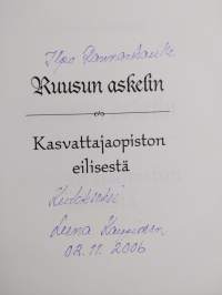 Ruusun askelin : Kasvattajaopiston eilisestä, Osa 1 : Johtajatar Ruusu Heinisen elämä ja Kasvattajaopiston Sortavalan kausi 1918-1939 (signeerattu, tekijän omiste)