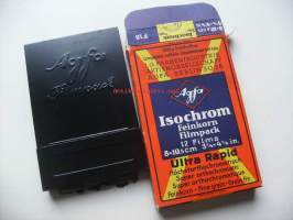 Agfa Isochrom Filmpack 8x10 cm   -   vanha tuotepakkaus pahvia  ja metallia 9x14x1,5 cm vuodelta 1940