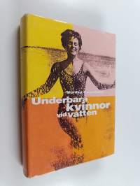 Underbara kvinnor vid vatten