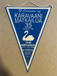 Karavaani matkailua 35 vuotta -matkailuviiri, isokoko / souvenier pennant