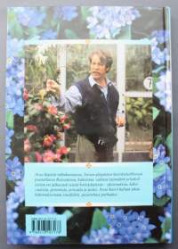 Puutarhan parhaaksi, 2003. 4.p. Kokeneen botanistin Aarno Kasvin neuvojen ja vihjeiden avulla loihdit sinäkin puutarhasi kukoistavaksi kasvikeitaaksi.