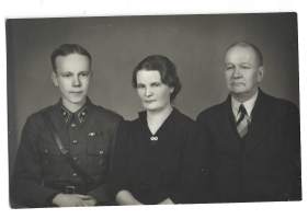 Nuori ansioitunut sota vänrikki ja vanhemmat - sotilasvalokuva, valokuva 9x13 cm