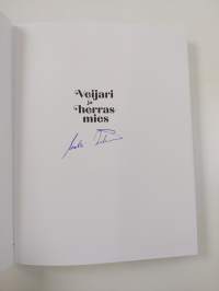 Veijari ja herrasmies : estradilla Erkki Liikanen (signeerattu)