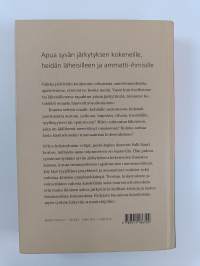 Kuin salama kirkkaalta taivaalta : kriisit ja niistä selviytyminen