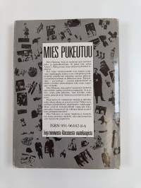 Mies pukeutuu