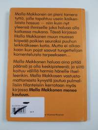 Malla Makkonen kiipeää puuhun