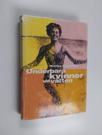 Underbara kvinnor vid vatten