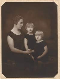 Signeerattu taidevalokuva  Äiti ja lapset 18x24  - valokuva