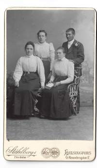 Kolme sisarta  ja veli -   visiittikuva ateljeekuva valokuva