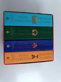 Outlander Boxed Set - Outlander, Dragonfly in Amber, Voyager, Drums of Autumn (laatikossa)