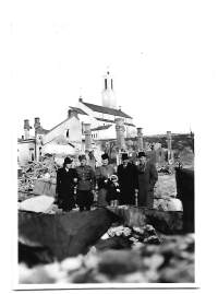 Martinmäen rauniot takana Martin kirkko  - sotilasvalokuva, valokuva  6x9 cm