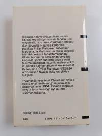 Nainen järvessä
