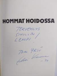 Hommat hoidossa Yrjö? (signeerattu, tekijän omiste)