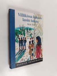 Villikissa katsoo lasin takaa