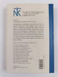 Villikissa katsoo lasin takaa