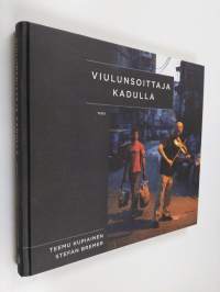 Viulunsoittaja kadulla : es muss sein (signeerattu)