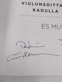 Viulunsoittaja kadulla : es muss sein (signeerattu)