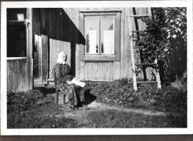 Mummo  kotimökin edustalla - valokuva  6x9 cm
