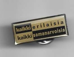 Kaikki erilaisia - kaikki samanarvoisia - pinssi rintamerkki