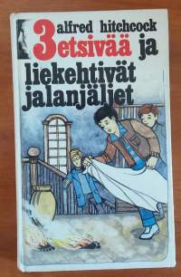 3 etsivää ja liekehtivät jalanjäljet