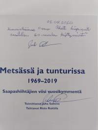 Metsässä ja tunturissa 1969-2019 : Saapashiihtäjien viisi vuosikymmentä (signeerattu, tekijän omiste)