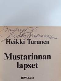 Mustarinnan lapset (signeerattu)