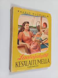 Laulajatyttö kesälaitumella