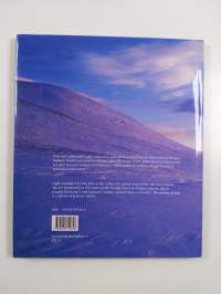 Valon matka Lapin tuntureilta laaksoihin = The journey of light from the fells to the valleys of Lapland (ERINOMAINEN)