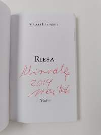 Riesa (signeerattu, tekijän omiste)