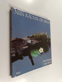 Niin kaunis on maa (signeerattu)