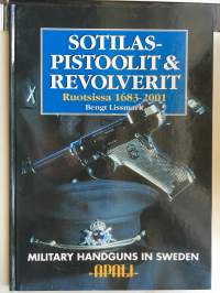 Sotilaspistoolit ja revolverit Ruotsissa 1683-2001 = Military handguns in Sweden