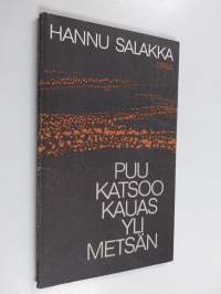 Puu katsoo kauas yli metsän