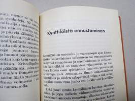 Opi ennustamaan antikvariaatti - Automaattikirjoitus, Ennusunet, Nopat, Heilurti, Kahvinporot, Kristallipallo, Kädenviivat, Pelikortit, Taikavarpu
