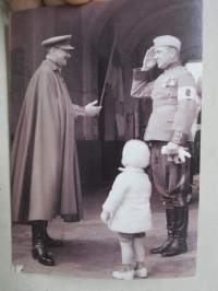 Sotamarsalkka Mannerheim tervehtii 16.5.1935 aamulla Kaartin 1. komppanian päällikköä kapteenia Osmo Selinheimoa, edesä 2-vuotias Klaus Selinheimo -postikortti