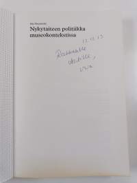Nykytaiteen politiikka museokontekstissa (signeerattu, tekijän omiste)