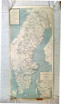 Sveriges Kommunikationers karta över Sverige 1:2250000 Järnväg, tågfärjelinje, båtlinje, omnibuslinje 1954 [Juna, lautta, bussireitit Ruotsissa]
