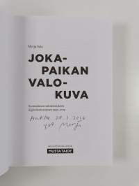 Jokapaikan valokuva : suomalaisen valokuvauksen digitalisoituminen 1992-2015 (signeerattu, tekijän omiste)