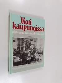 Koti kaupungissa : 100 vuotta asumista Helsingissä (signeerattu, tekijän omiste)