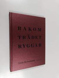 Bakom trädet ryggar