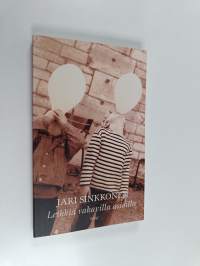 Leikkiä vakavilla asioilla (signeerattu)