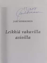 Leikkiä vakavilla asioilla (signeerattu)